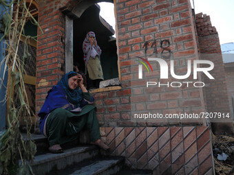 A Kashmiri woman breaks down outside her house which was damaged by Indian forces during an encounter with Kashmiri militants in Tulran vill...