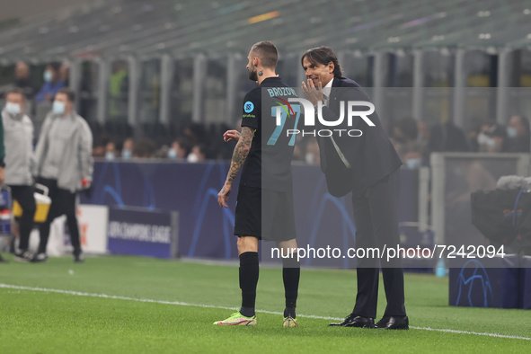 Simone Inzaghi Head Coach of FC Internazionale talks to Marcelo Brozovic of FC Internazionale during the UEFA Champions League 2021/22 Group...