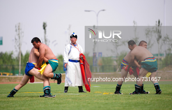ORDOS, Aug 13, 2015 () -- Athletes from north China's Inner Mongolia Autonomous Region perform Shalbur wrestling during the 10th National Tr...