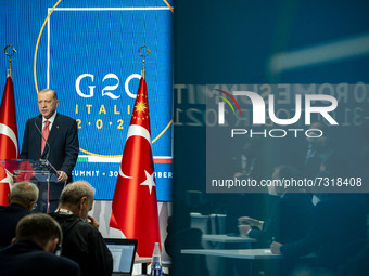Journalists and Recep Tayyip Erdogan, President of Turkey, in a press conference after the G20 Summit of Heads of State and Government in Ro...
