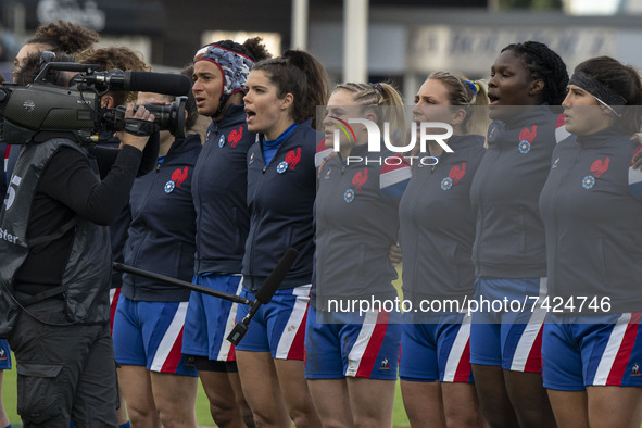 France women's rugby team during the French anthem during the international women's rugby match between France and New Zealand on November 2...
