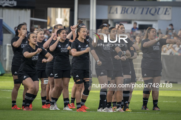 the Black Ferns haka during the international women's rugby match between France and New Zealand on November 20, 2021 in Castres, France. 