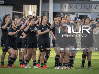 the Black Ferns haka during the international women's rugby match between France and New Zealand on November 20, 2021 in Castres, France. (