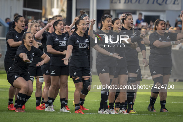 the Black Ferns haka during the international women's rugby match between France and New Zealand on November 20, 2021 in Castres, France. 
