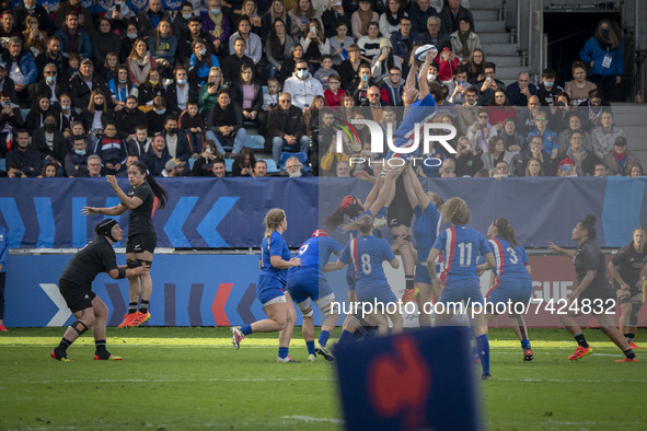 Gaëlle HERMET, captain of the French Women's XV team, wins the ball during a lineout during the international women's rugby match between Fr...