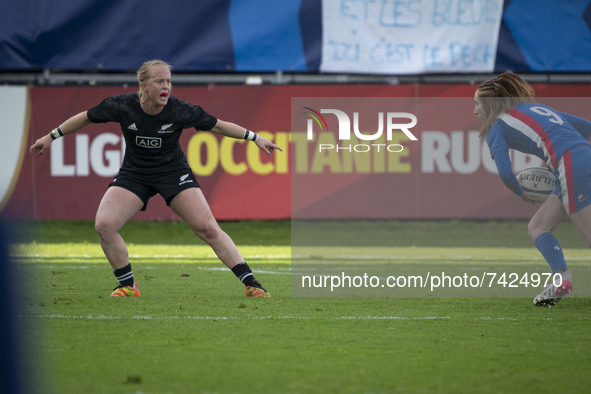 Kendra COCKSEDGE of the Black Ferns face to Pauline BOURDON of France during the international women's rugby match between France and New Ze...