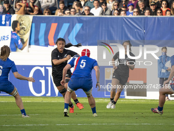 Liana MIKAELE-TU'U of the Balck Ferns face to Gaëlle HERMET, Audrey FORLANI and Coco LINDELAUF of France during the international women's ru...