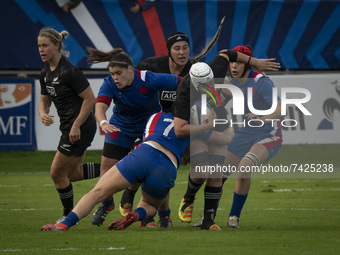 Romane MENAGER of France in the fight with Aleisha-Pearl NELSON of the Black Ferns during the international women's rugby match between Fran...