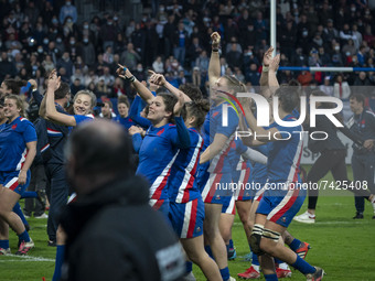 the France team celebrates their victory during the international women's rugby match between France and New Zealand on November 20, 2021 in...