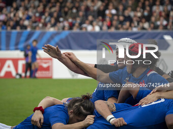 Celine FERER of France challenges for the ball against Eloise Blackwell of the Black Ferns during the international women's rugby match betw...
