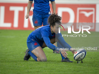 Caroline DROUIN is preparing to attempt the transformation of a try during the International Women's Rugby match between France and New Zeal...