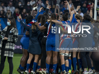 The French team celebrate its victory against the Black Ferns during the international women's rugby match between France and New Zealand on...