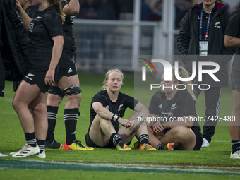 Kendra COCKSEDGE and Amy RULE of New Zeland are sad to have lost during the international women's rugby match between France and New Zealand...