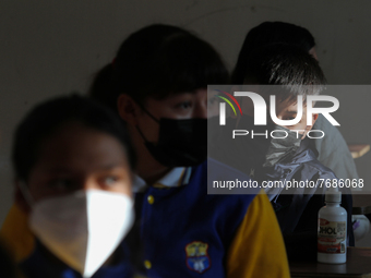 Students of the Colegio Nacional Mejía continue to receive classes obeying the biosecurity measures exposed by the Ministry of Education and...