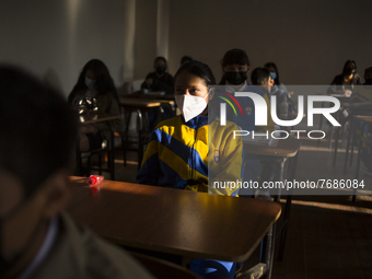 Students of the Colegio Nacional Mejía continue to receive classes obeying the biosecurity measures exposed by the Ministry of Education and...