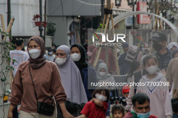 People wearing a protective mask are seen walk in a shopping area on January 29, 2022 in Bandung, Indonesia. Based on data from the Global I...