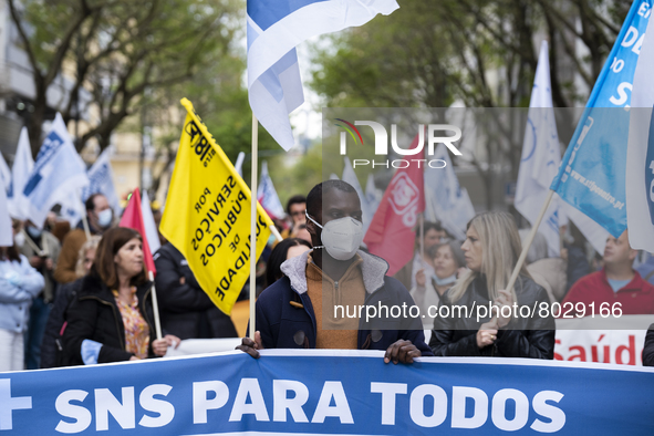 A large group of people in front of the Ministry of Health manifests itself in better conditions with boards and flags, on April 7, 2022, in...