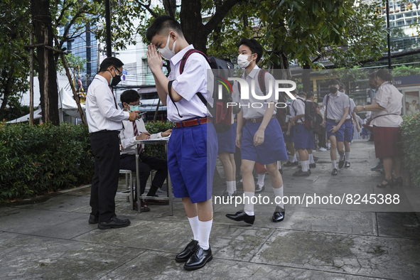 Students arrive to school as in-person classes resume amid the COVID-19 pandemic at Assumption College in Bangkok, Thailand, 17 May 2022. 