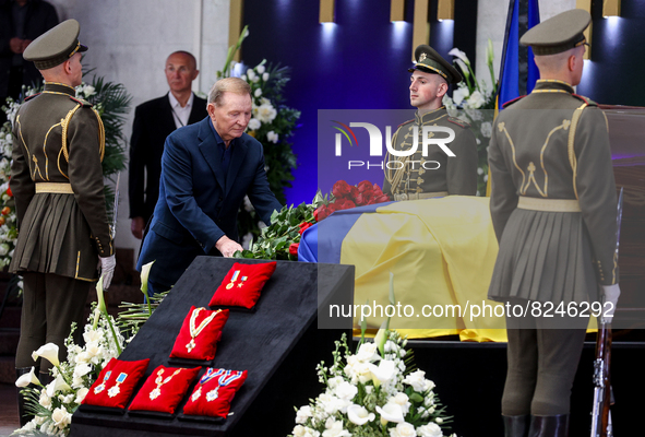 Former President of Ukraine Leonid Kuchma lays flowers near the coffin with the body of Leonid Kravchuk in Kyiv, Ukraine, May 17, 2022. Doze...