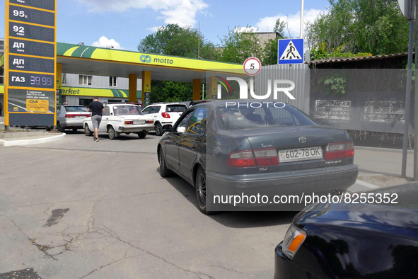 ODESA, UKRAINE - MAY 19, 2022 - A long queue of cars forms outside a petrol station in Odesa, southern Ukraine. This photo cannot be distrib...