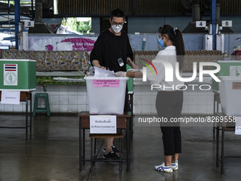 Thai people votes in the Bangkok governor election at a polling station in Bangkok, Thailand, 22 May 2022. Residents of the Thai capital Ban...