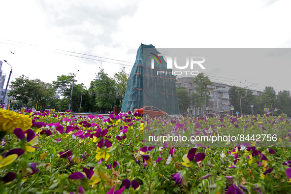 KHARKIV, UKRAINE - JUNE 23, 2022 - Flowers planted by employees of the Zelenbud communal enterprise, Kharkiv, northern Ukraine. This photo c...