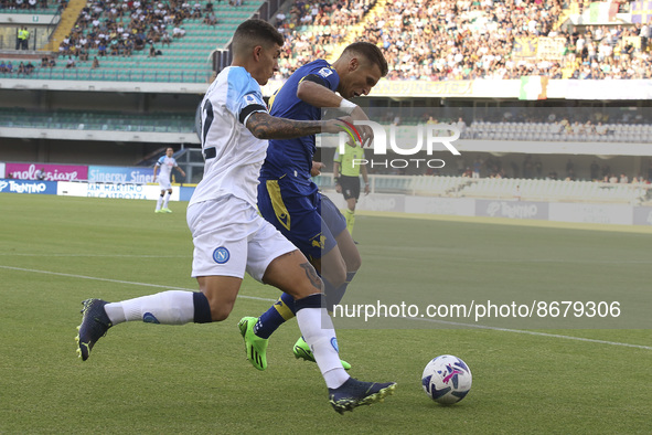 Darko Lazovic of Hellas Verona FC battle for the ball with Giovanni Di Lorenzo of SSC Napoli during Hellas Verona vs SSC Napoli, 1° Serie A...