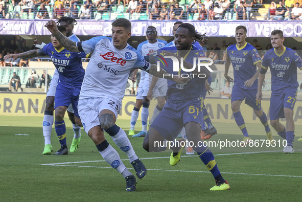 Giovanni Di Lorenzo of SSC Napoli competes for the ball with Adrien Tameze of Hellas Verona FC during Hellas Verona vs SSC Napoli, 1° Serie...