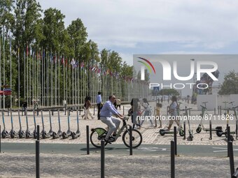 People are seen performing outdoor activities in the surroundings of the Tejo river promenade in Oriente. Lisbon, August 23, 2022. Portugal...
