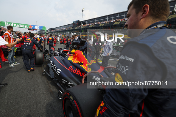 01 VERSTAPPEN Max (nld), Red Bull Racing RB18, on the grid during the Formula 1 Heineken Dutch Grand Prix 2022, 15th round of the 2022 FIA F...