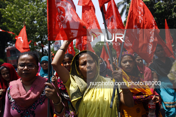 Garment workers form a human chain in Dhaka organized by IndustriALL Bangladesh Council on the eve of one year of Rana Plaza tragedy demandi...