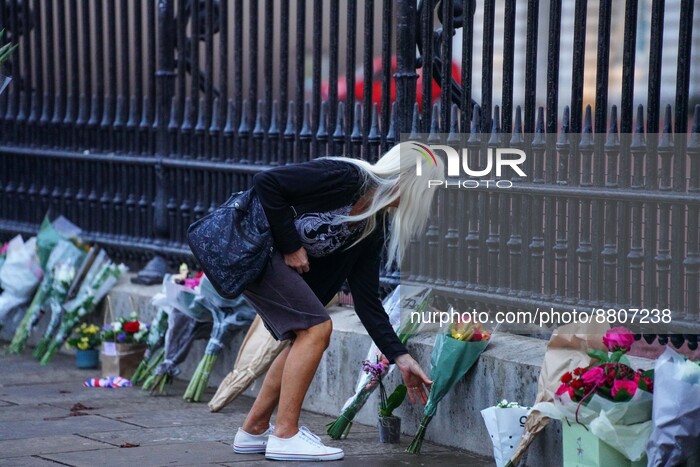 Thousands Of People Gather Outside Buckingham Palace Mourning The Queen's Death