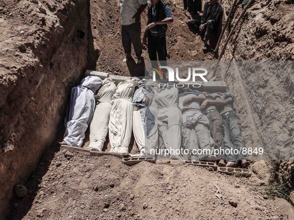 Corpses are buried in mass graves after 1.300 people were killed by nerve gas on the Damascus suburb of Ghouta, in August 21, 2013. 

Photo:...