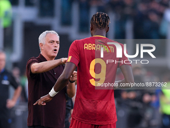 Jose Mourinho of AS Roma gives instructions to Tammy Abraham of AS Roma during the Serie A match between AS Roma and Atalanta BC at Stadio O...