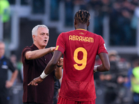 Jose Mourinho of AS Roma gives instructions to Tammy Abraham of AS Roma during the Serie A match between AS Roma and Atalanta BC at Stadio O...