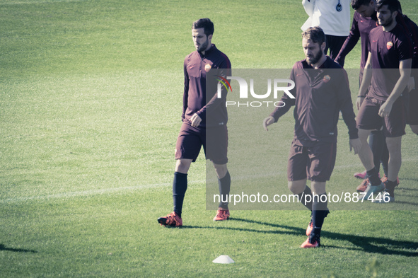 Daniele De Rossi (R) and Mialem Pjanic (L), AS Roma's players, warm up during a training session, on the eve of the team's Champions League...