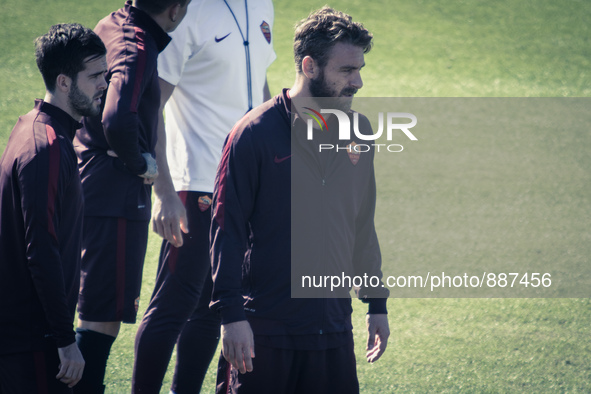 Daniele De Rossi (R) and Mialem Pjanic (L), AS Roma's players warm up during a training session, on the eve of the team's Champions League f...
