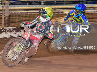 Charles Wright  (Yellow) inside Justin Sedgmen  (Blue)during the SGB Premiership match between Sheffield Tigers and Belle Vue Aces at Owlert...