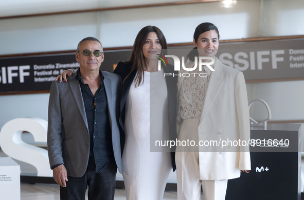 (L-R) Actor Eduard Fernandez, actresses Barbara Lennie, and Loreto Mauleon, pose at the presentation of the film 'Los renglones torcidos de...