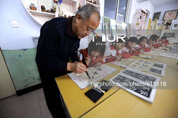 (151119) -- CHENGDE, Nov. 19, 2015 () --Children have calligraphy class at the Luanhe Primary School in Shuangluan District of Chengde City,...