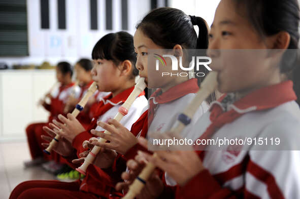 (151119) -- CHENGDE, Nov. 19, 2015 () --Children play reed pipes at the Luanhe Primary School in Shuangluan District of Chengde City, north...