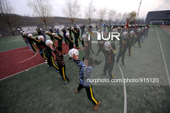 (151119) -- CHENGDE, Nov. 19, 2015 () --Children have football exercises at the NO.4 Primary School in Shuangluan District of Chengde City,...