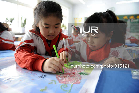 (151119) -- CHENGDE, Nov. 19, 2015 () --Children have embroidery class at the Luanhe Primary School in Shuangluan District of Chengde City,...