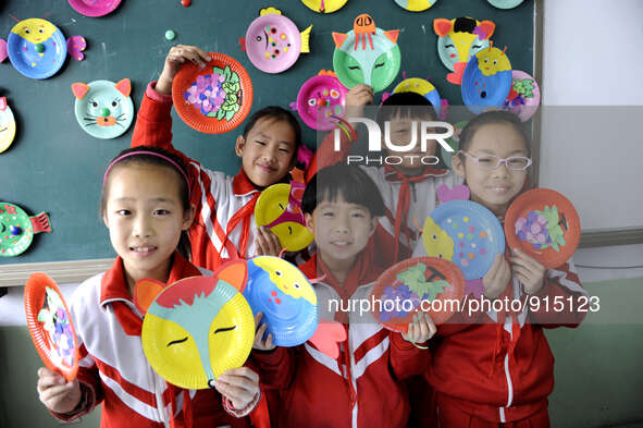 (151119) -- CHENGDE, Nov. 19, 2015 () --Children show paper plate paintings they made at the Luanhe Primary School in Shuangluan District of...