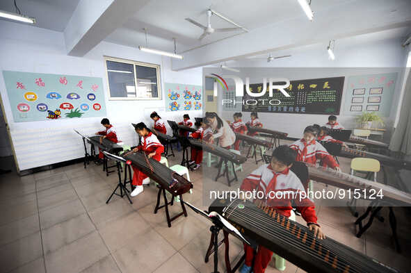 (151119) -- CHENGDE, Nov. 19, 2015 () --Children have zither class at the Luanhe Primary School in Shuangluan District of Chengde City, nort...
