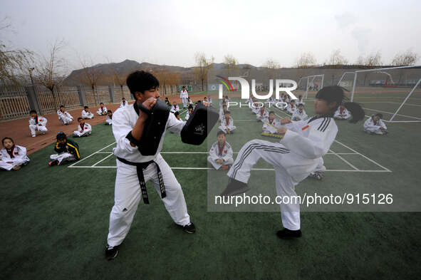 (151119) -- CHENGDE, Nov. 19, 2015 () --Children exercise tae kwon do at the NO.4 Primary School in Shuangluan District of Chengde City, nor...