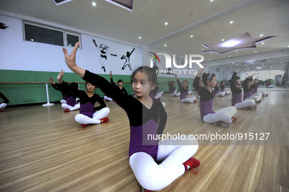 (151119) -- CHENGDE, Nov. 19, 2015 () --Children have dancing training at the NO.4 Primary School in Shuangluan District of Chengde City, no...