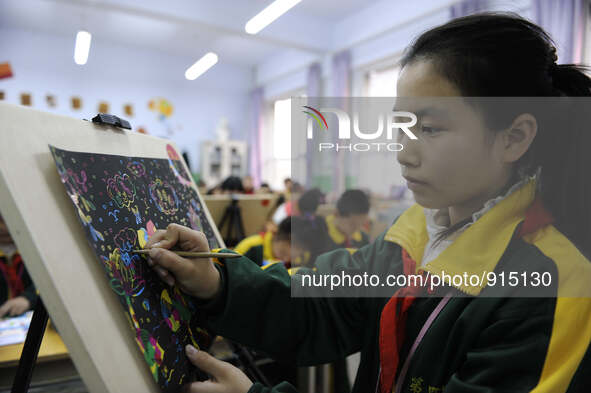 (151119) -- CHENGDE, Nov. 19, 2015 () --Children have painting class at the NO.4 Primary School in Shuangluan District of Chengde City, nort...