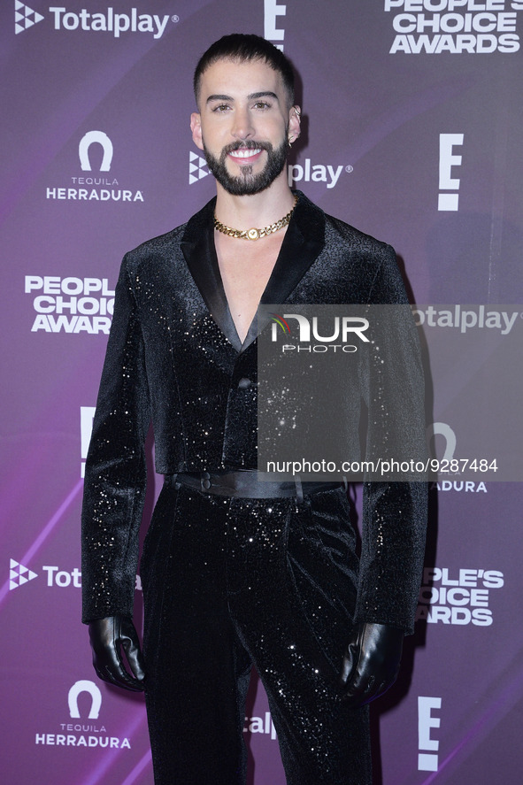 Roberto Carlo attends the red carpet of People's Choice Awards Viewing Party 2022 at Universal Pictures Mexico. on December 6, 2022 in Mexic...